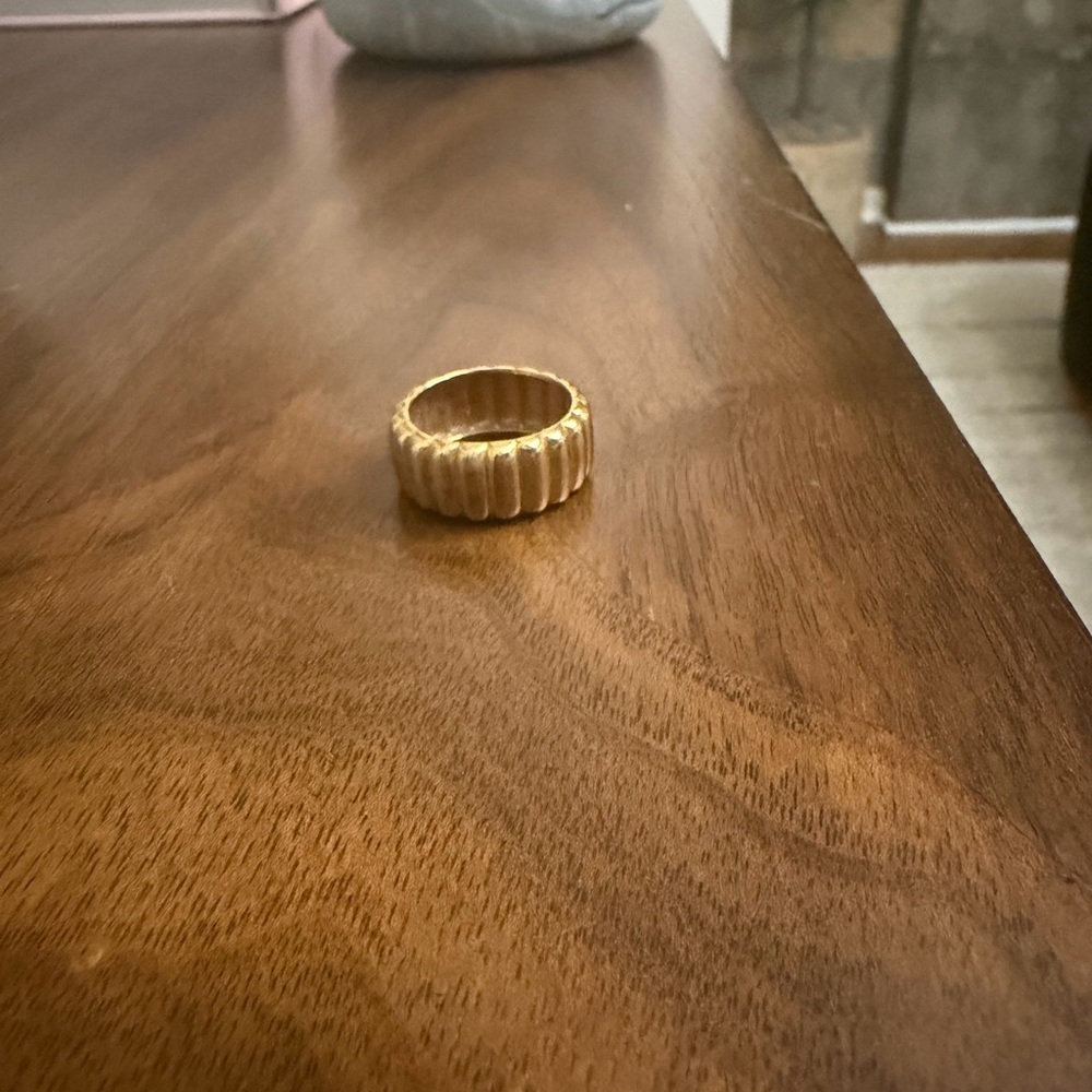 Mejuri Gold Ribbed Ring - Picture 4 of 5